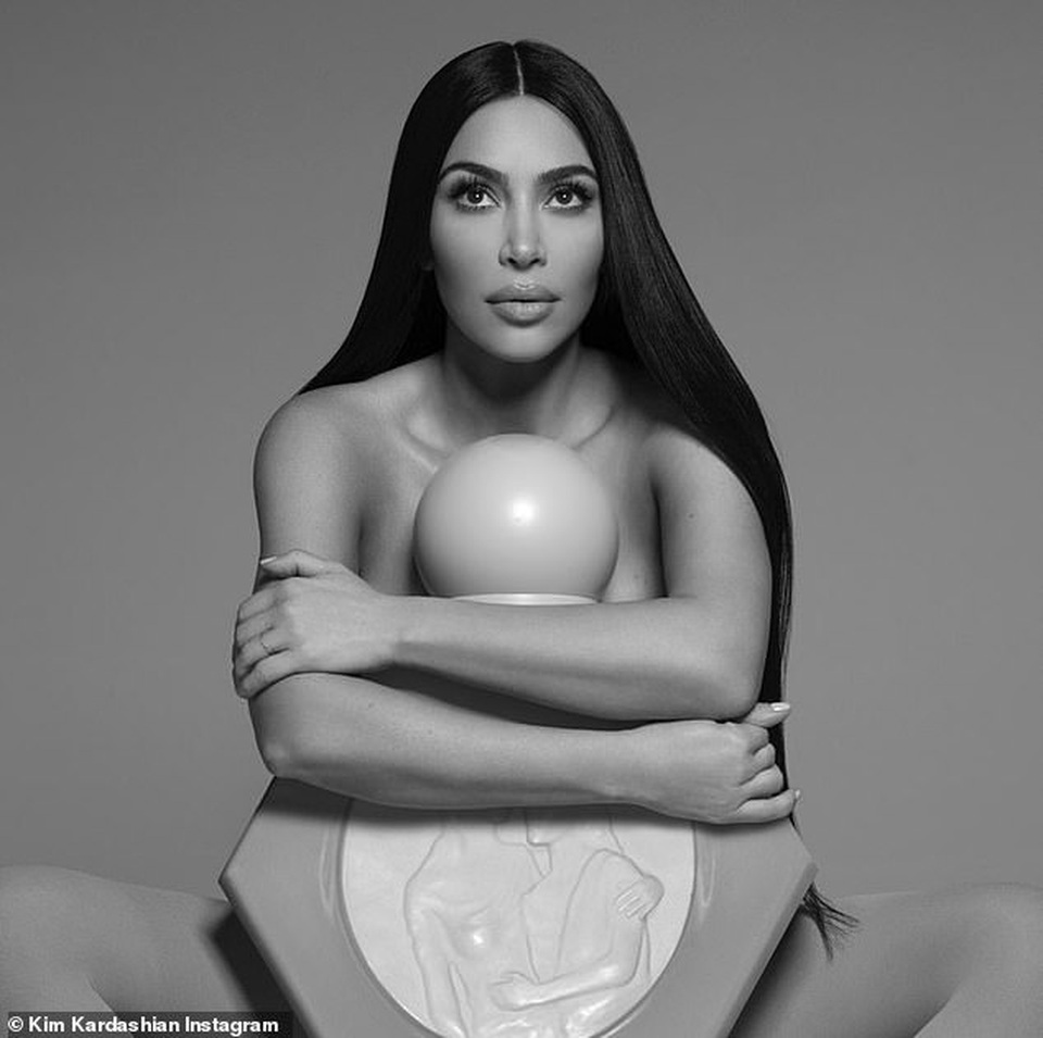 Kim Kardashian giống như bản sao của Cher - 1 Kim Kardashian giống như bản sao của Cher - 1
