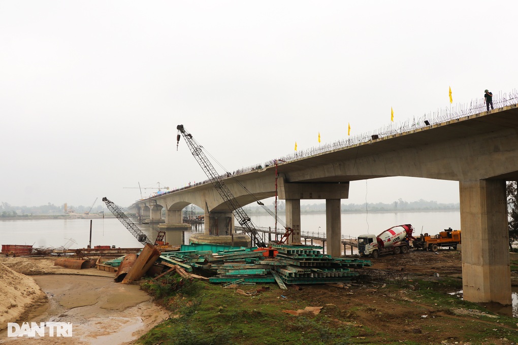 Hợp long cầu đường bộ dài nhất cao tốc Bắc - Nam - 2 Hợp long cầu đường bộ dài nhất cao tốc Bắc - Nam - 2