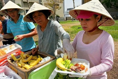 Việt Hương đội nón lá phát cơm từ thiện cho người nghèo ở Mỹ