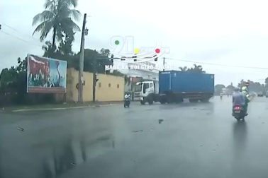 Khoảnh khắc xe container mất lái vì phanh gấp để tránh xe máy cắt mặt