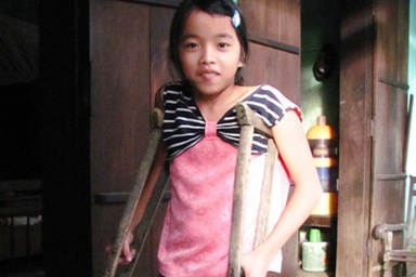 "Con chỉ ước có đôi nạng để đến trường"