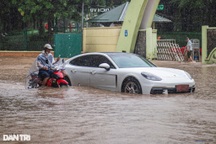 Xe sang Porsche chết máy giữa biển nước ngập sau mưa lớn ở Hà Nội