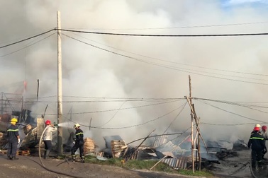 Hỏa hoạn lúc sáng sớm, khoảng 50 lán tạm của công nhân bị thiêu rụi