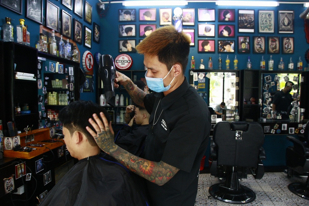 Thợ cắt tóc Hà Nội làm việc hết công suất trong ngày đầu nới lỏng... - 4 Thợ cắt tóc Hà Nội làm việc hết công suất trong ngày đầu nới lỏng... - 4