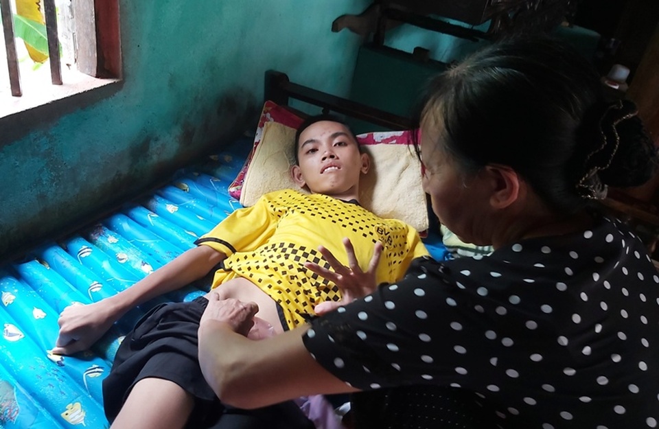 Thương người phụ nữ bất lực nhìn chồng, con nằm liệt giường chờ chết - 4 Thương người phụ nữ bất lực nhìn chồng, con nằm liệt giường chờ chết - 4