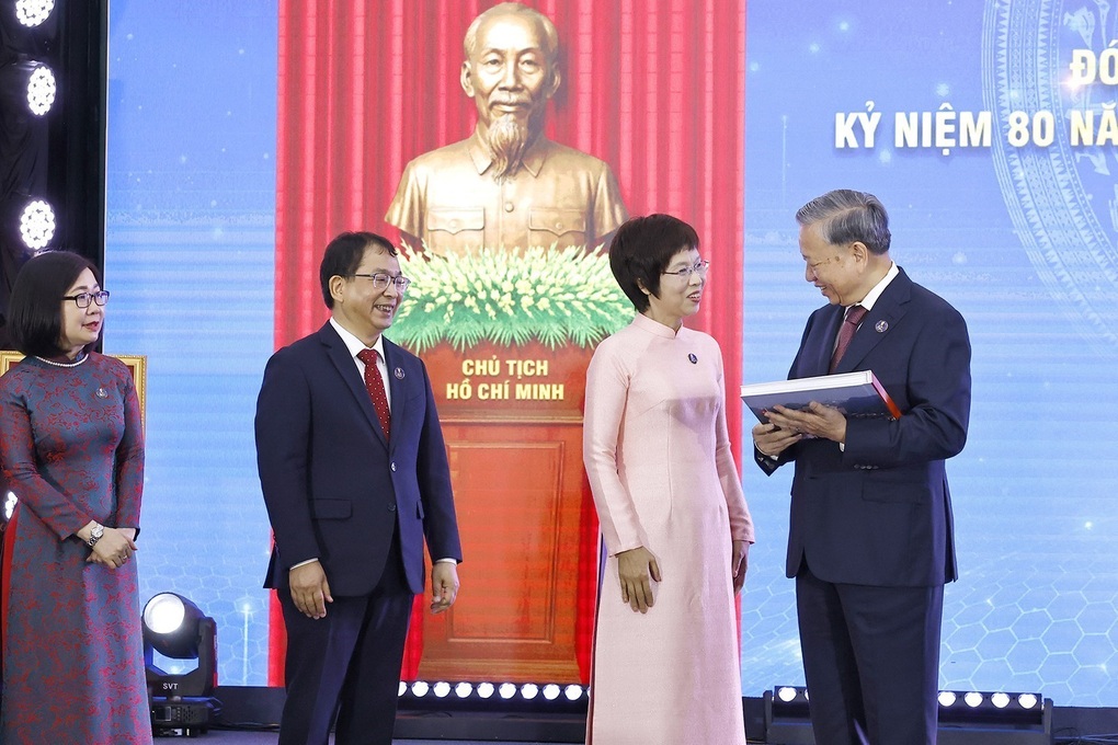 Tổng Bí thư: TTXVN là dòng chủ lưu thông tin tích cực trên mặt trận báo chí - 2 Tổng Bí thư: TTXVN là dòng chủ lưu thông tin tích cực trên mặt trận báo chí - 2