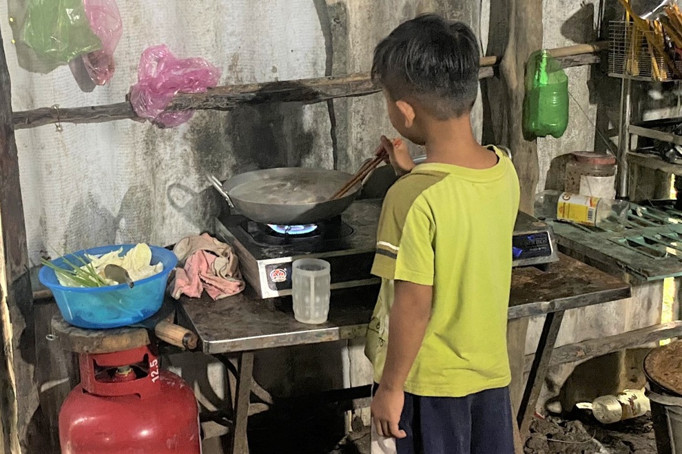 Thương cậu bé 6 tuổi chăm sóc cha lay lắt vượt qua đại dịch Covid-19 - 3 Thương cậu bé 6 tuổi chăm sóc cha lay lắt vượt qua đại dịch Covid-19 - 3