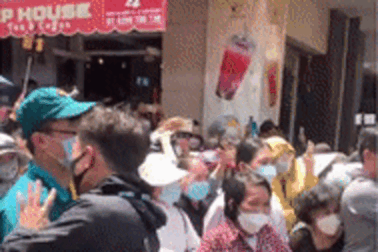 YouTuber nhốn nháo ở lễ tang Vũ Linh: Nơi chia buồn thành chốn livestream?