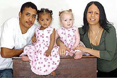 Sinh đôi một đen một trắng 