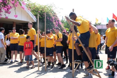 Lính hải quân Mỹ đi cà kheo, hát “Xin chào Việt Nam”