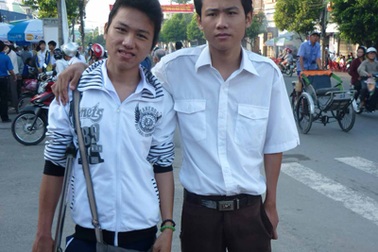 Hai anh em khuyết tật cùng dự thi ĐH
