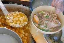 Quán bún bò "núp hẻm" ở TPHCM gần 30 năm, nườm nượp khách nhờ món mỡ nổi