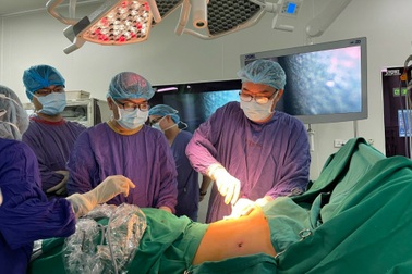 Thiếu nữ thoát cảnh "bàn tay ma" nhờ ca phẫu thuật nội soi