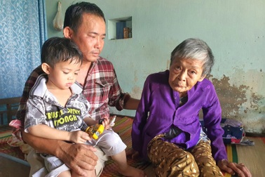 Trụ cột trong nhà ngã quỵ, để lại mẹ già và người vợ bệnh tật