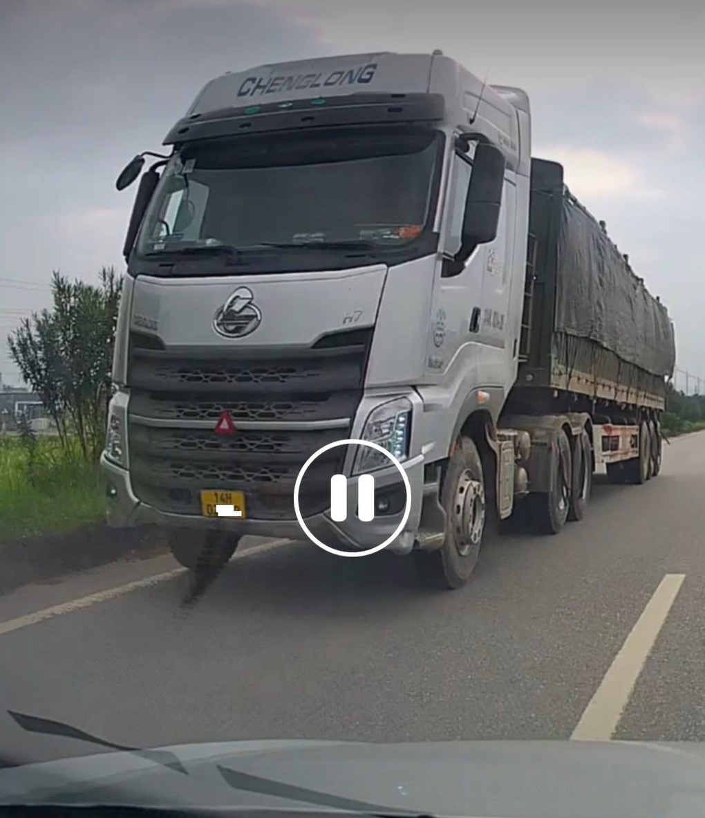Tài xế điều khiển hung thần chạy ngược chiều trên cao tốc - 1 Tài xế điều khiển hung thần chạy ngược chiều trên cao tốc - 1