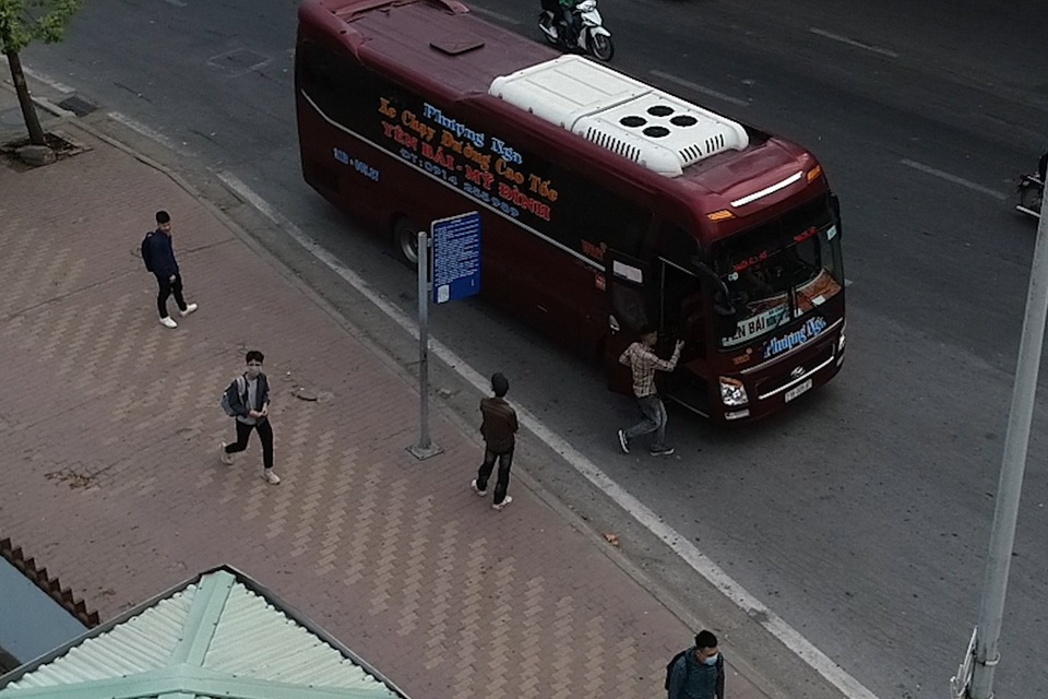 Hà Nội: Nhìn từ trên cao cảnh xe khách “bát nháo” dừng đỗ, đón trả khách - 8 Hà Nội: Nhìn từ trên cao cảnh xe khách “bát nháo” dừng đỗ, đón trả khách - 8