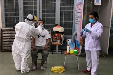 Nhiều người về từ Đà Nẵng lợi dụng đưa người thân đi xét nghiệm Covid-19