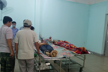 Nổ bánh xe múc, 2 thợ sửa xe tử vong