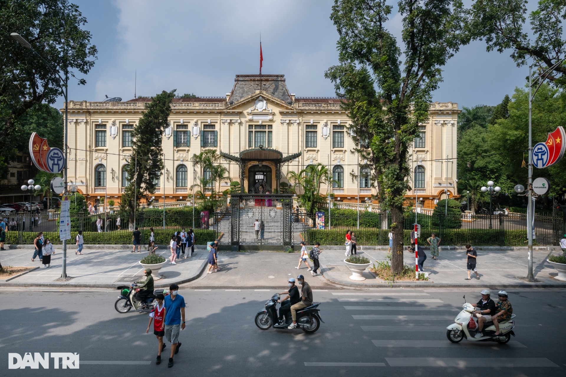 Người dân xếp hàng dài chờ vào tòa Bắc Bộ Phủ lần đầu đón khách tham quan - 1 Người dân xếp hàng dài chờ vào tòa Bắc Bộ Phủ lần đầu đón khách tham quan - 1