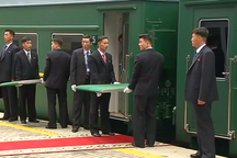 Cận vệ của ông Kim Jong-un loay hoay khi đoàn tàu bọc thép lệch thảm đỏ