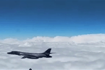 Video máy bay chiến đấu Nga “đuổi” máy bay Mỹ khỏi biên giới