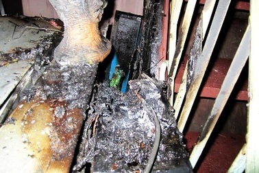 Chập điện, nhà vắng chủ bốc cháy dữ dội