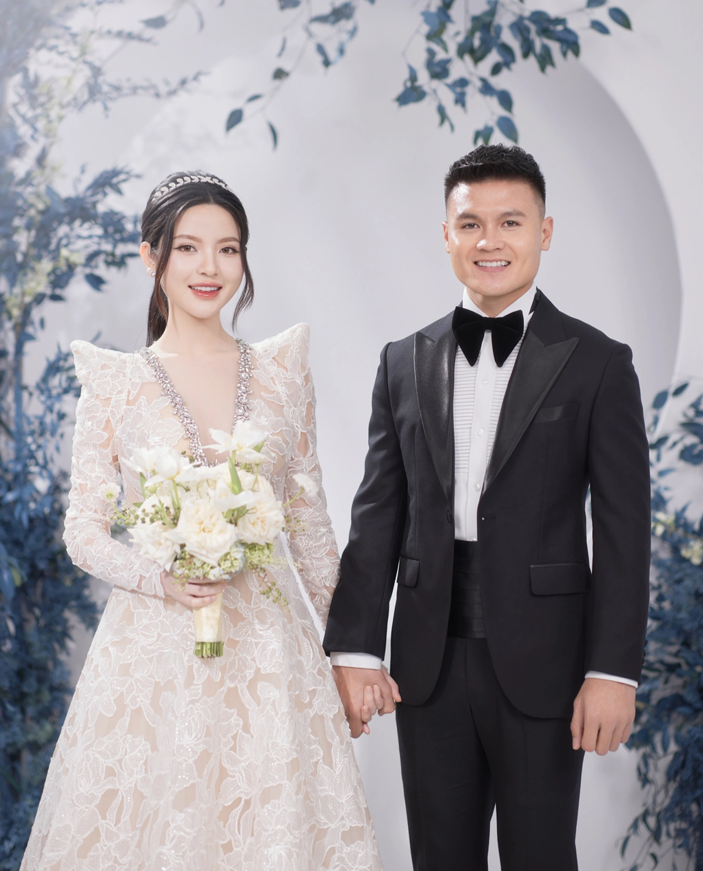 Váy chụp ảnh cưới của vợ Quang Hải trị giá hơn 230 triệu đồng - 3 Váy chụp ảnh cưới của vợ Quang Hải trị giá hơn 230 triệu đồng - 3