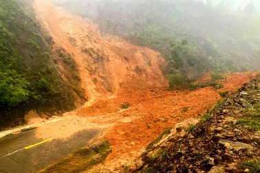 Hàng nghìn mét khối đất đá tràn xuống đường Hồ Chí Minh