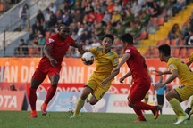 Hải Phòng và SL Nghệ An cưa điểm trên sân Lạch Tray