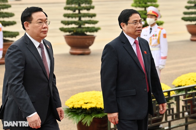 Đoàn đại biểu Quốc hội vào Lăng viếng Chủ tịch Hồ Chí Minh - 7 Đoàn đại biểu Quốc hội vào Lăng viếng Chủ tịch Hồ Chí Minh - 7
