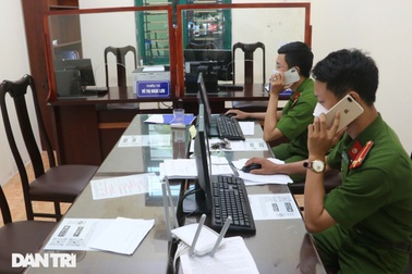 Cận cảnh quá trình Công an Hà Nội cấp giấy đi đường loại mới cho người dân