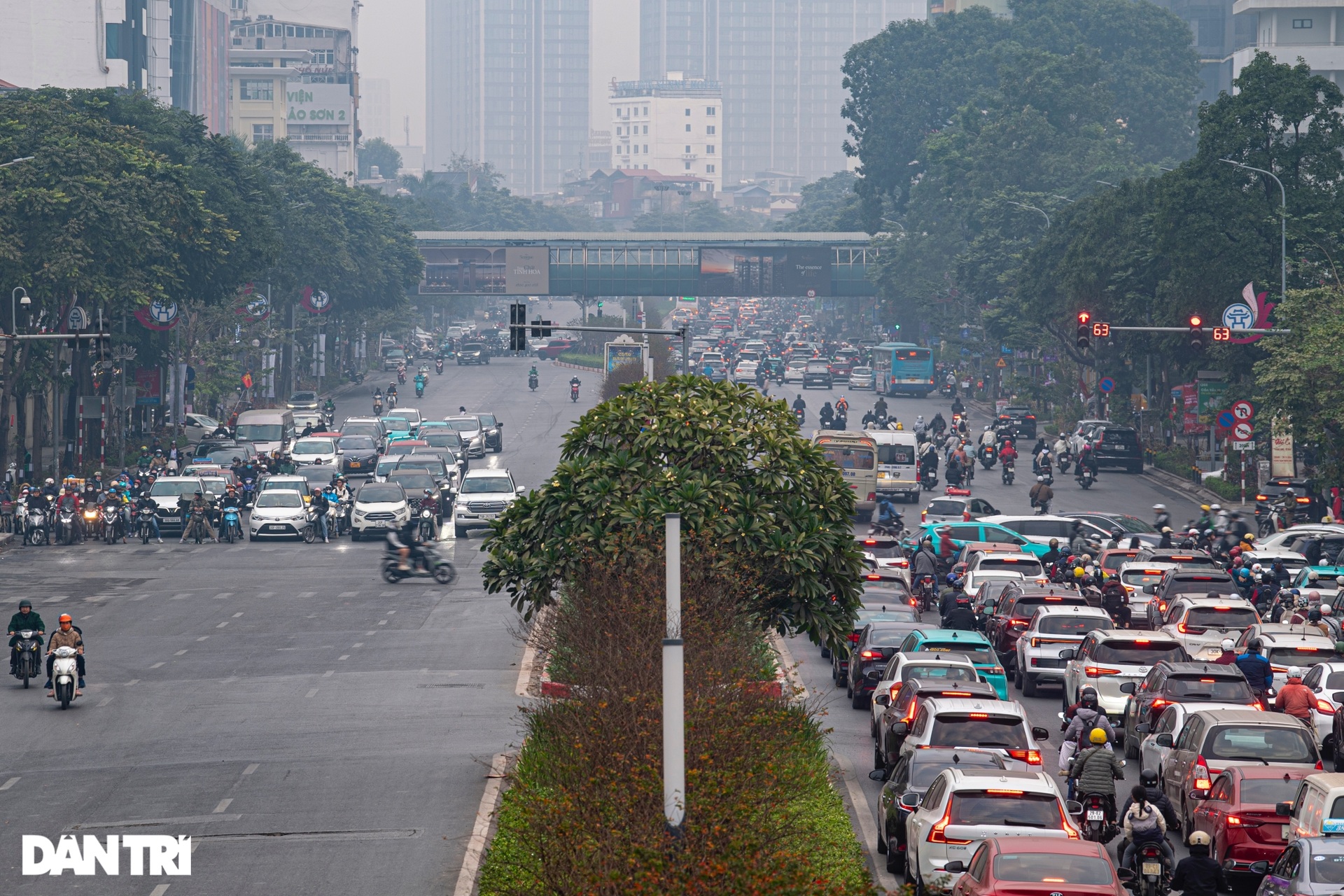 Những dòng xe cộ ngay hàng, thẳng lối trên khắp các ngã tư Hà Nội - 1 Những dòng xe cộ ngay hàng, thẳng lối trên khắp các ngã tư Hà Nội - 1