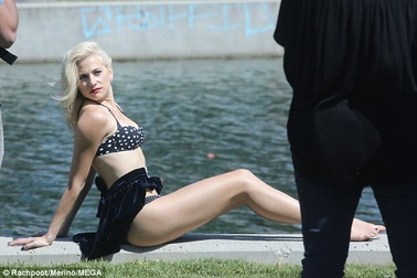 Ca sỹ Anh lộ da trắng mịn khi quay MV mới