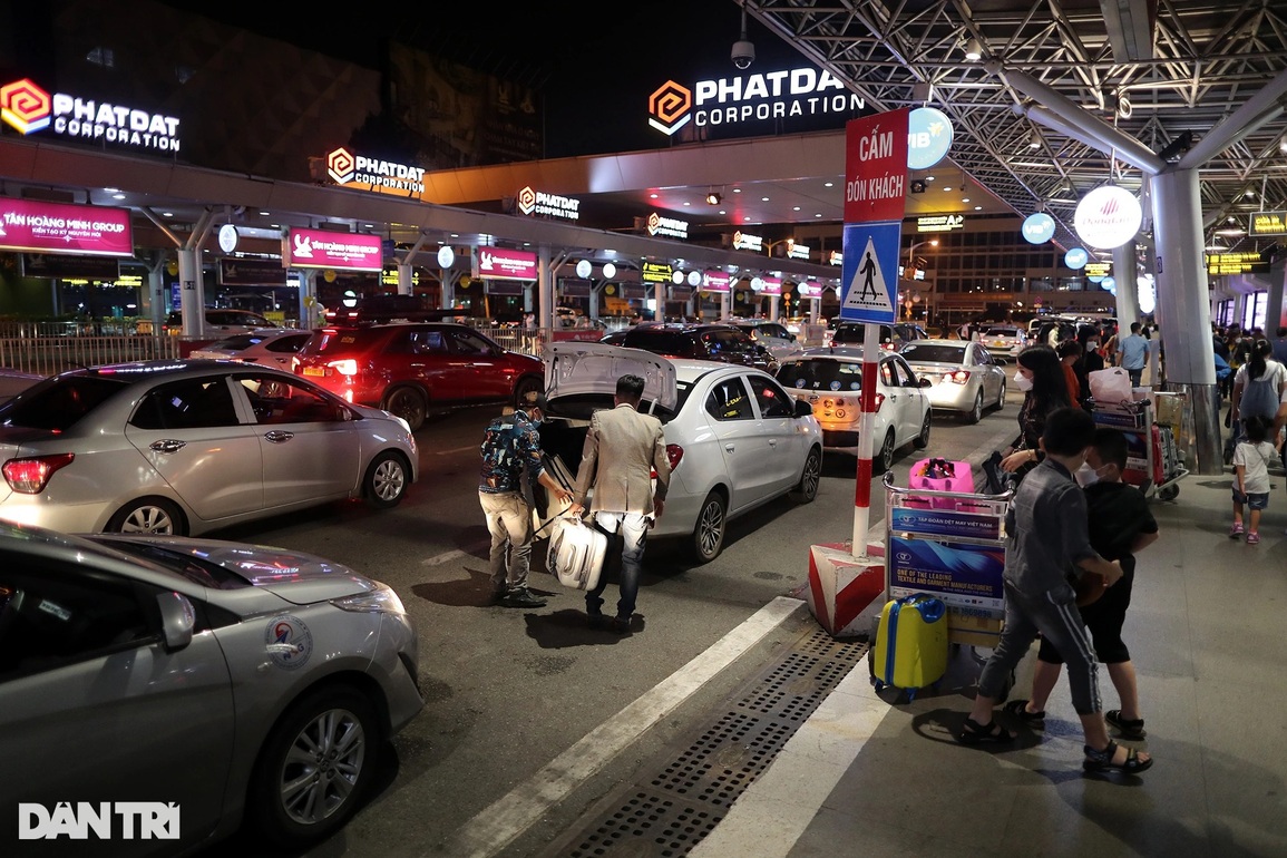 Tân Sơn Nhất đông nghịt, khách đợi 2 tiếng mới có taxi rời sân bay - 2 Tân Sơn Nhất đông nghịt, khách đợi 2 tiếng mới có taxi rời sân bay - 2