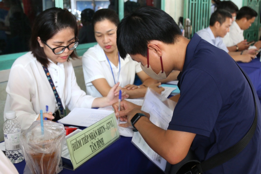 7 tháng, TPHCM có 130.000 người yêu cầu trợ cấp thất nghiệp - 1