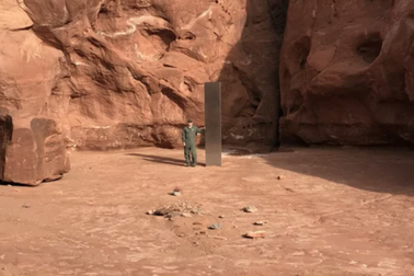 Khối kim loại kỳ quái ở sa mạc Utah bất ngờ biến mất bí ẩn