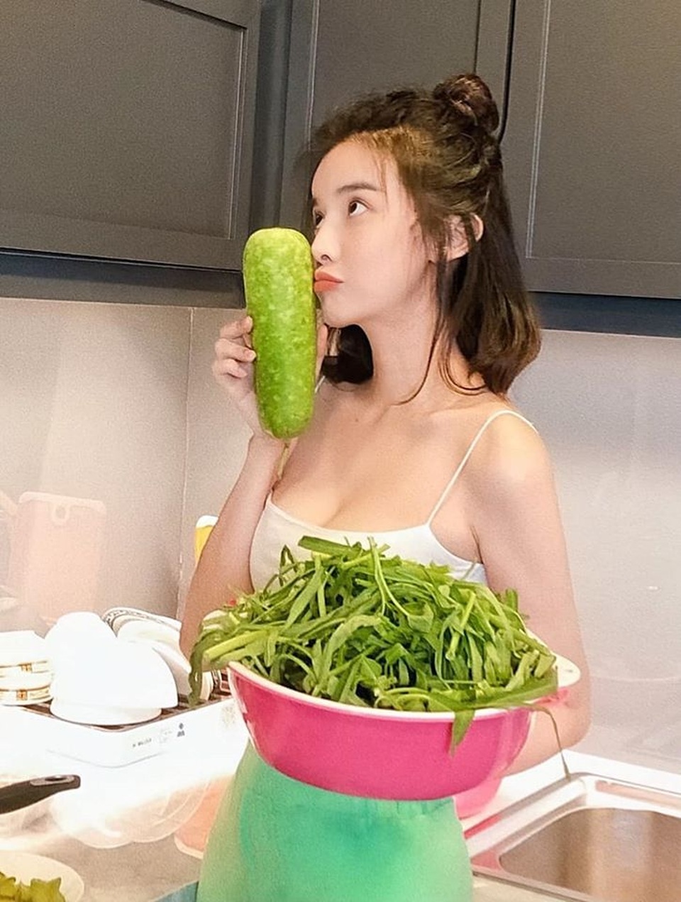 Cao Thái Hà đầy gợi cảm sau khi xin lỗi vì hình ảnh hút thuốc lá - 11 Cao Thái Hà đầy gợi cảm sau khi xin lỗi vì hình ảnh hút thuốc lá - 11