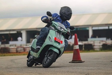 Thêm xe máy điện Nhật Bản đăng ký tại Việt Nam, sạc đầy đi được 80km