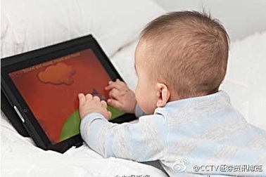 Bé 2 tuổi cận thị nặng vì chơi máy tính bảng