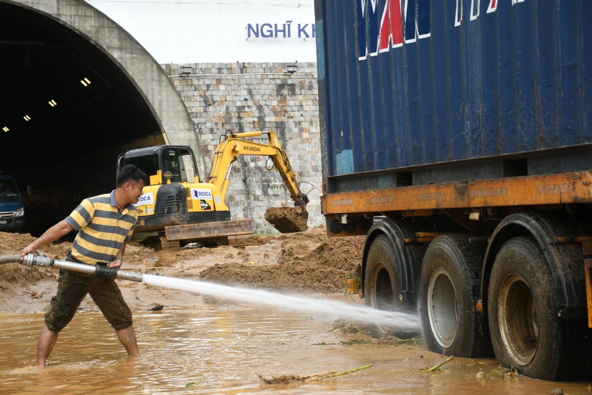 Lũ quét bít kín cửa hầm Hải Vân, kẹt xe kéo dài 2km - 3 Lũ quét bít kín cửa hầm Hải Vân, kẹt xe kéo dài 2km - 3
