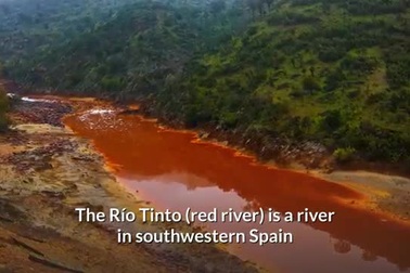 Dòng sông kỳ lạ với nước đỏ như màu máu