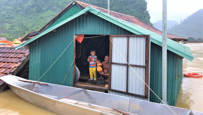 Chùm ảnh: Người dân vùng rốn lũ Quảng Bình chới với giữa cơn &quot;đại hồng thuỷ&quot; - Ảnh 14.