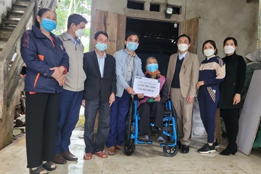 Bạn đọc Dân trí ủng hộ cụ bà 75 tuổi tàn tật gần 120 triệu đồng