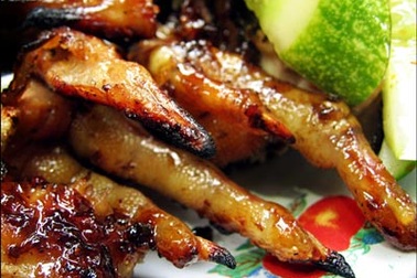 Chân, cánh gà mốc xanh “hóa” món nướng thơm lừng 