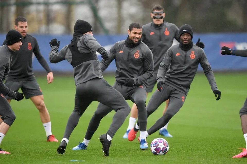 Cầu thủ Chelsea “luyện công” dưới mưa, chờ Bayern Munich - 10 Cầu thủ Chelsea “luyện công” dưới mưa, chờ Bayern Munich - 10