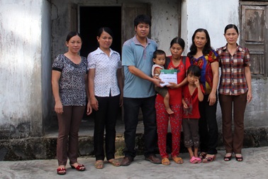 Trao  hơn 116 triệu đồng đến "2 con thơ bơ vơ đói rách" vì cha bỏ mạng nơi xứ người