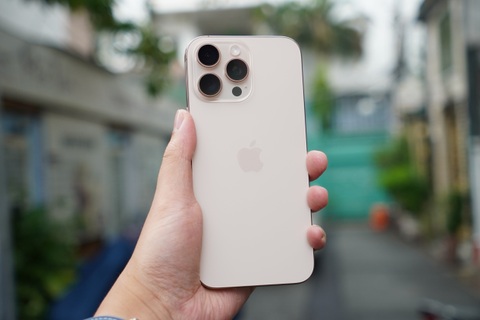 Giá iPhone 16 Pro Max màu titan sa mạc giảm sâu