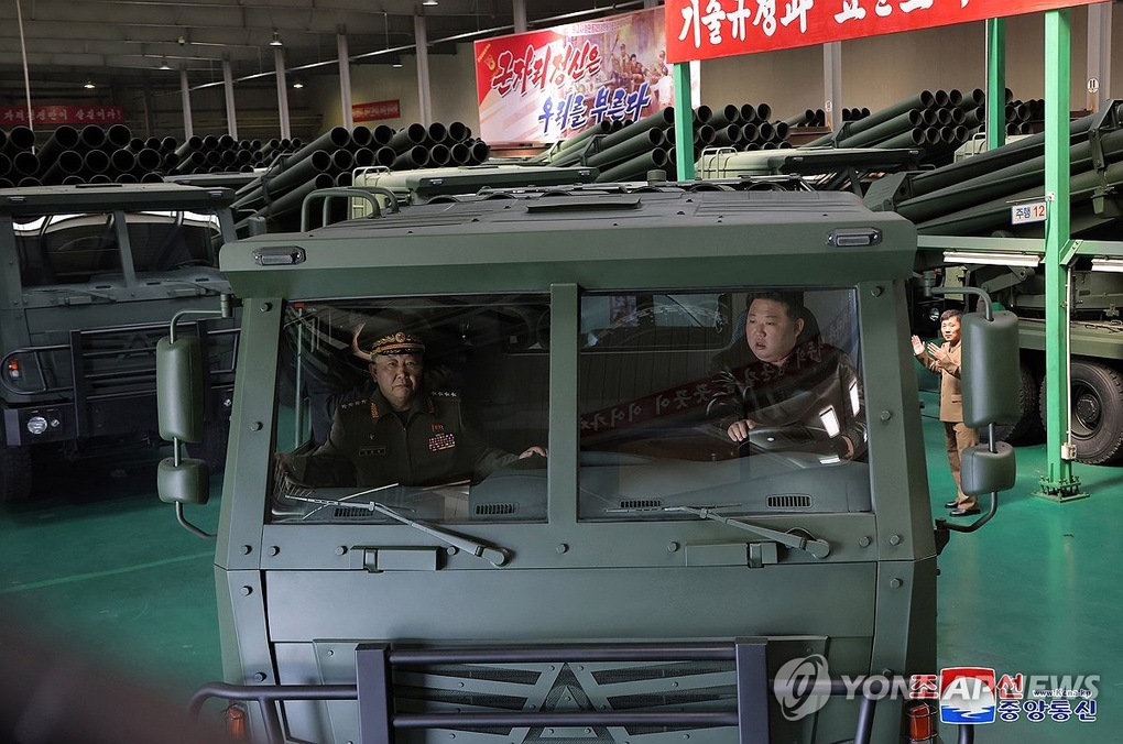 Ông Kim Jong-un bắn súng trong chuyến thăm nhà máy vũ khí - 1 Ông Kim Jong-un bắn súng trong chuyến thăm nhà máy vũ khí - 1