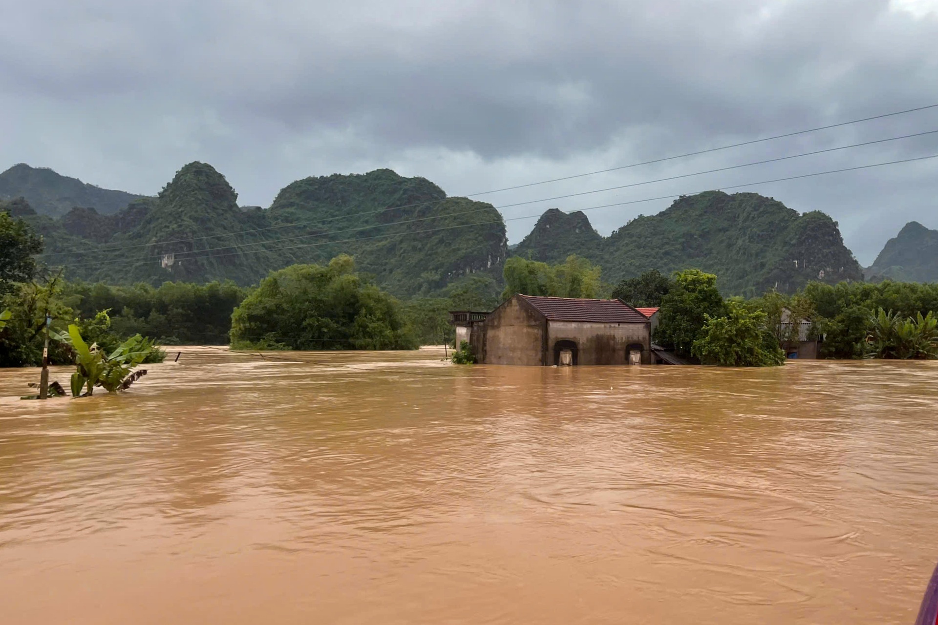 Mưa lũ cuồn cuộn đổ về, nhiều nơi ở Lạng Sơn chìm trong biển nước - 3