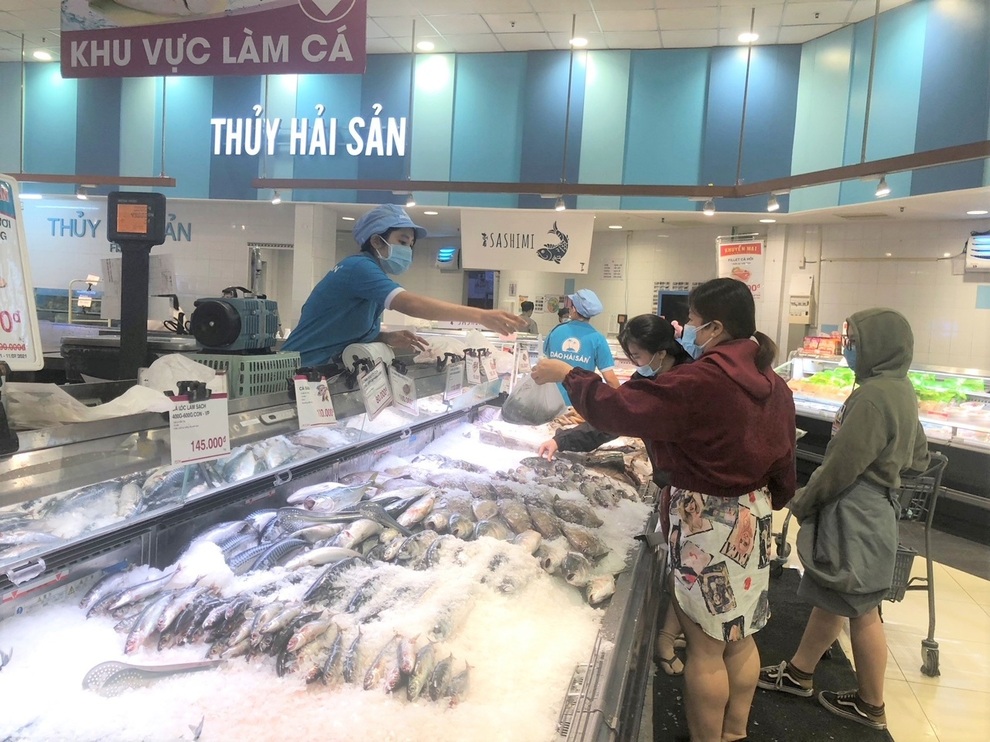 TPHCM ngày đầu giãn cách xã hội: Thực phẩm đầy ắp, người mua thưa thớt - 15 TPHCM ngày đầu giãn cách xã hội: Thực phẩm đầy ắp, người mua thưa thớt - 15